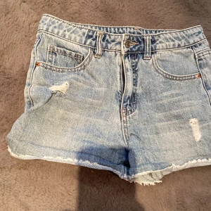  Snygga shorts -  snygg shorts Dock är det för små det är därför säljer jag dem och de är oanvända!!!❤️❤️