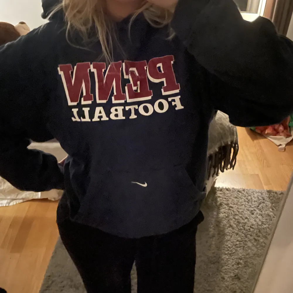 Säljer min vintage Nike hoodie då den inte kommer till användning🥰den är marinblå med rött tryck. Köparen står för frakt☺️. Hoodies.