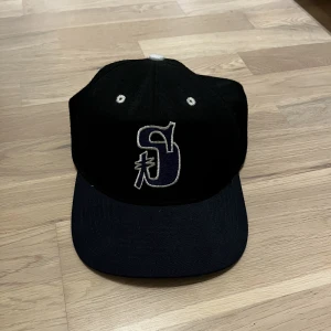 Stüssy keps  - Vintage Stüssy keps köpt på ETTRESEX i Stockholm.   Super skick, inte använd en enda gång sedan jag köpt den. 