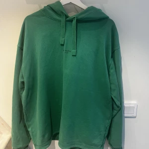 Acne hoodie  - Snygg acne hoodie. Bra skick en liten fläck på den. Skriv om du vill ha bild. Skriv vid frågor! (Pris ej hugget i sten) 