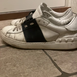 Valentino Skor - Blåa valentino skor strl 41 eu. Säljs då de inte används längre. Helt äkta, box ingår, tvättas innan leverans