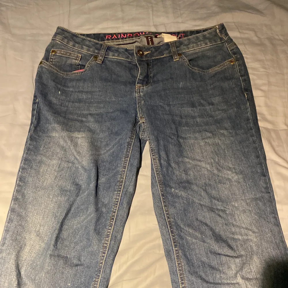 Säljer mina lågmidjade jeans.❤️midjemått rakt över är 42. Innebens längd 75cm. Köp direkt för 200kr eller buda. Skriv för mer info . Jeans & Byxor.