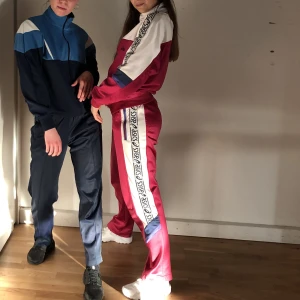 Asics Tracksuit - Skitsnygg Asics-tracksuit. Passar en M och då är det loose fit. Byxa OCH jacka ingår i priset!!