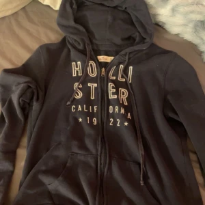 Hollister zip up - En jättefin zip up från hollister som jag tyvärr måste sälja då ddn är för stor💗