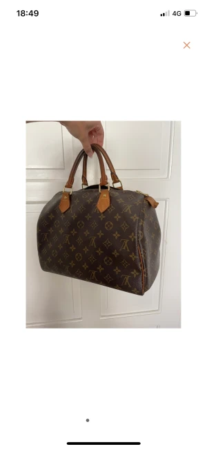 Lw speedy - Intresse koll på min fina Louis viuotton speedy, den är i storleken 30. Använd men i fint skick❤️‍🔥  Skriv för mer bilder🥰