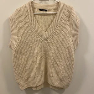 Väst  - Trendig väst från Gina 