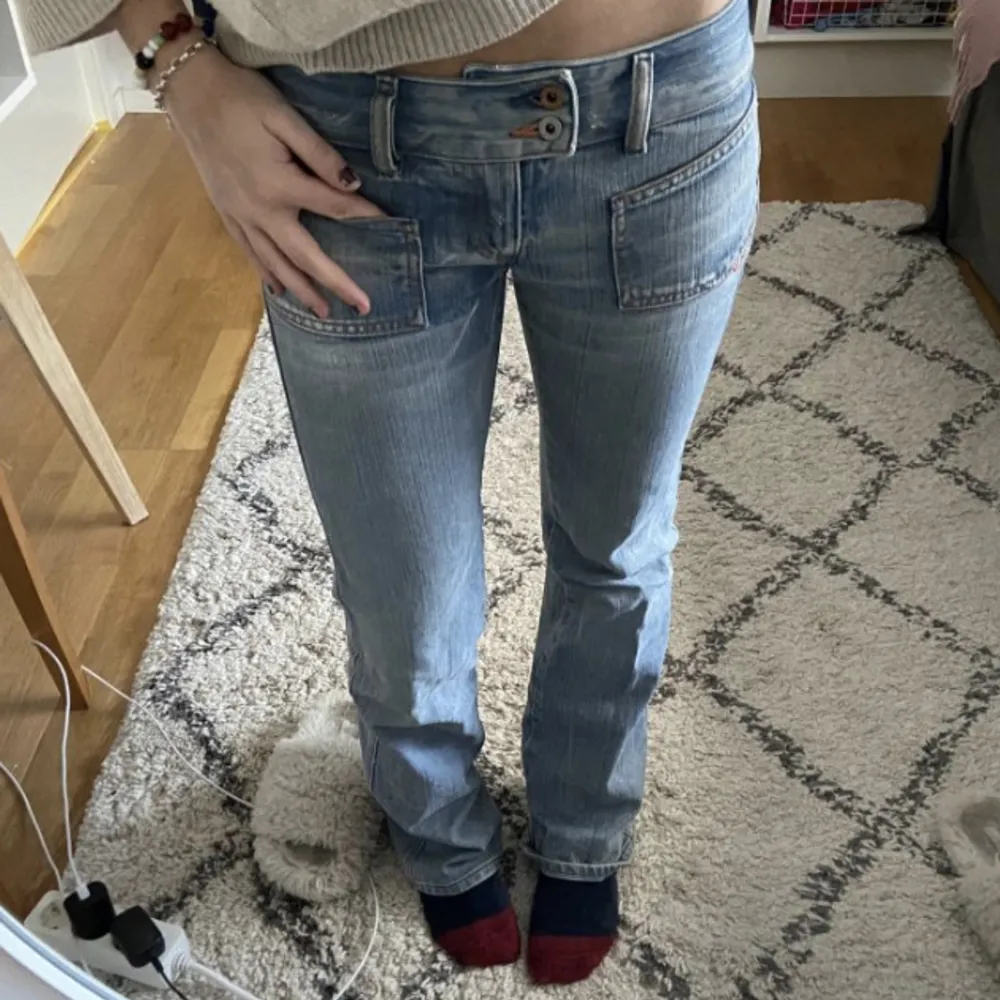 Säljer dessa disel jeans då det var för små för mig. Köptes här på Plick och bilderna är från förra ägaren. Dom är i bra skick och passar mig i längden som är 165. . Jeans & Byxor.