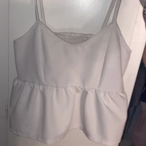 Stockholmstil linne❤️ - Hej❤️ jag säljer mitt ”stockholmstil” linne från bikbok❤️ tror jag köpte för 199 men den är alldeles för stor på mig❤️ absolut inte defekter för den är typ helt nu och jag har bara provat den en gång❤️ tvättas såklart innnan såld❤️