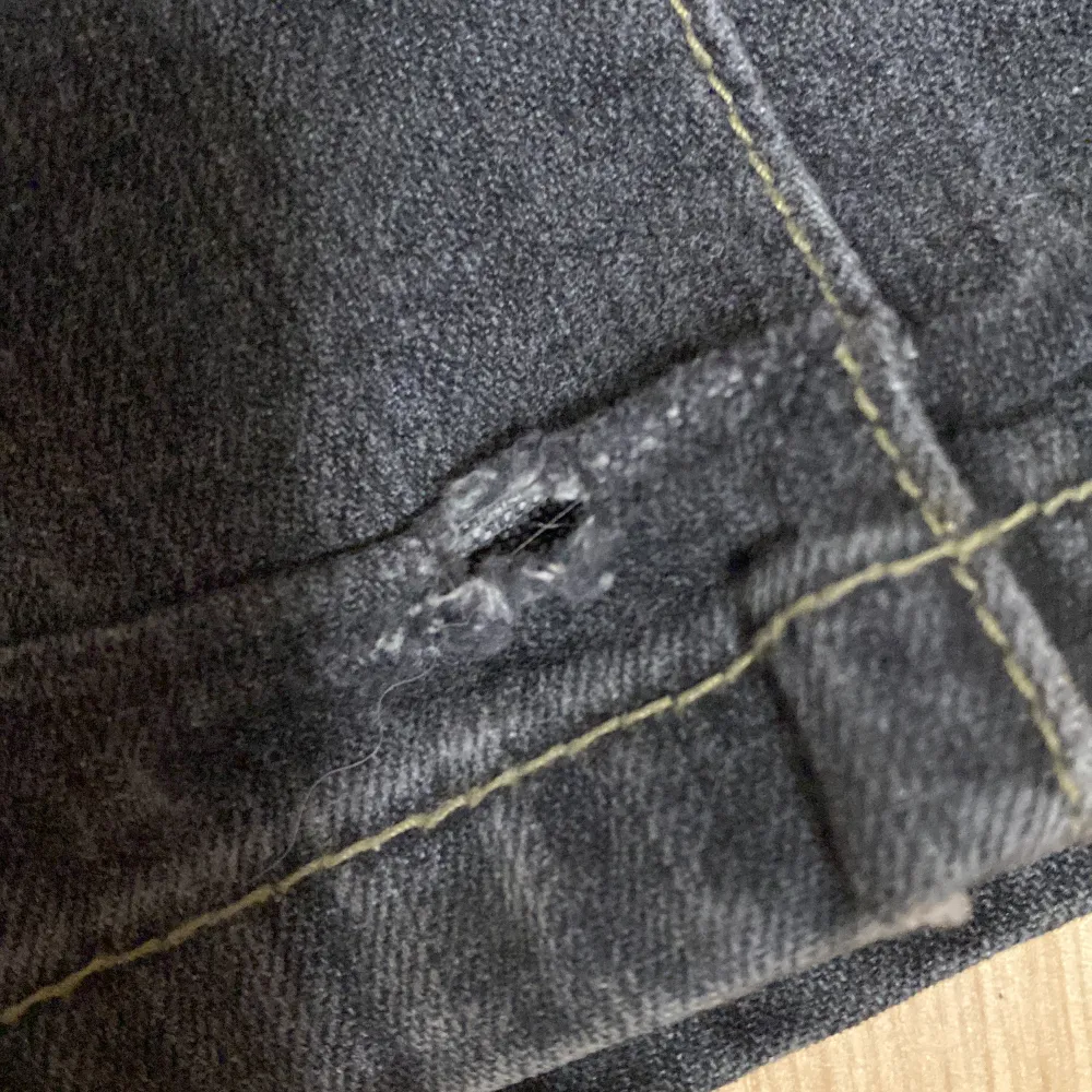 jättefina mid rise svarta jeans utan fickor där bak från claras & co. rumpan ser riktigt bra ut i dessa 😩 storlek 36, säljer för att de sitter löst på mig. priset är ganska lågt eftersom det finns ett litet hål på benet, se bild. . Jeans & Byxor.