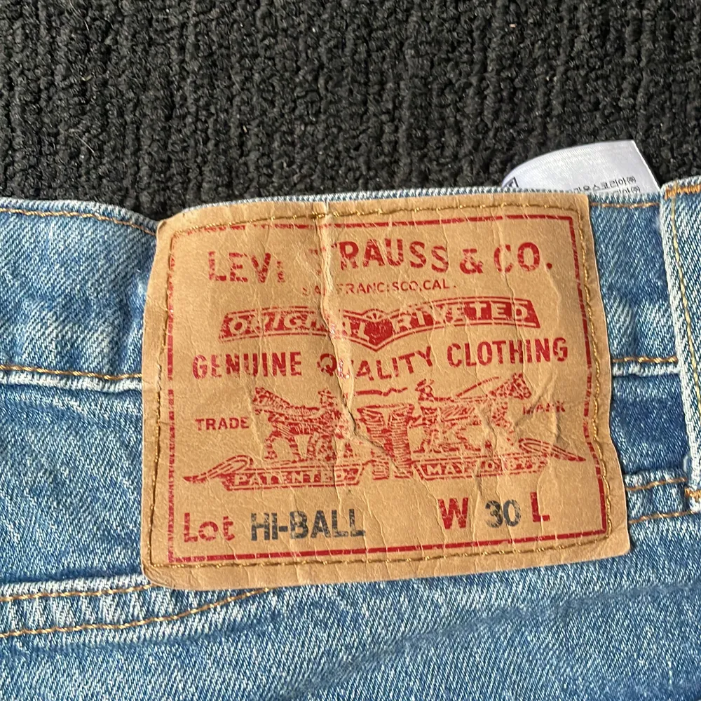 Levis jeans som inte är så använda. Byxorna är gjorda för att kunna vikas upp runt ankeln. Jeans & Byxor.