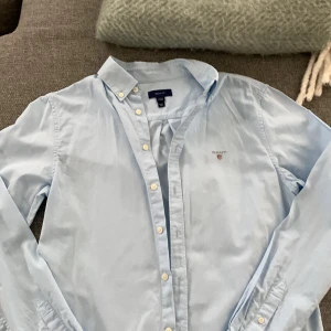 Gant skjorta  - Säljer en ljusblå gant skjorta. Skicket är bra! 