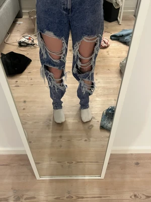 Jenas - Säljer mina jeans från missguided har använt 1 gång, anledningen till att jag säljer dem är för dem va förstora annars är dem skit snygga 