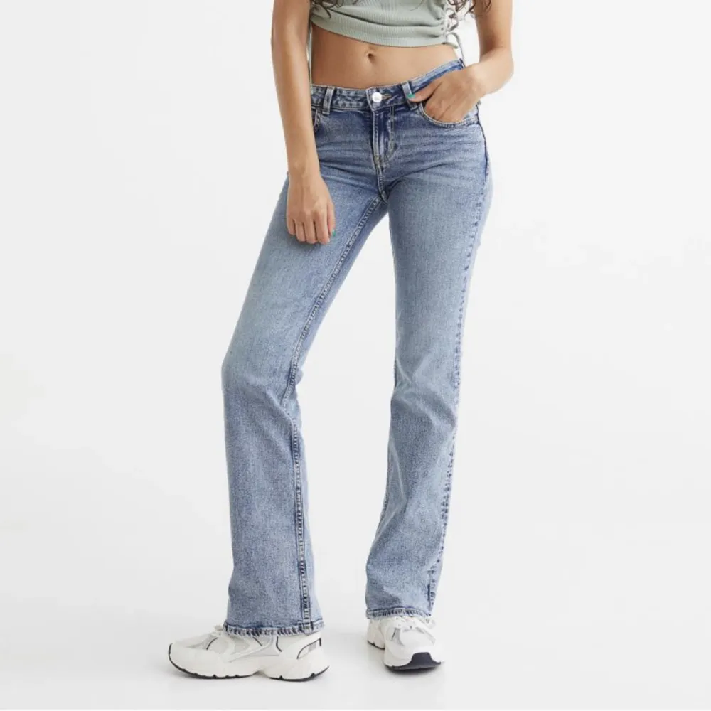 Säljer nu mina lågmidjade jeans från hm, använda Max 3 längre och är i ny skick.. Jeans & Byxor.