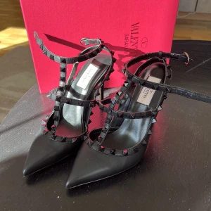 Valentino rocksund sandaler 38 - Har fått dem i present för några år sedan men aldrig använt då klacken är för hög för mig efter graviditet. Box, dustbag medföljer. Inget kvitto tyvärr.