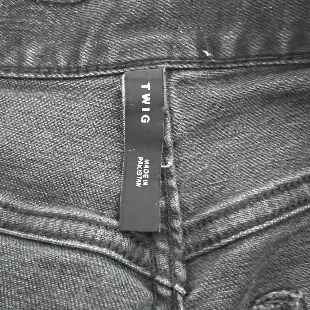 Ett par super fina lågmidjade Twig jeans från weekday, i storlek 26/32💘 köpte ganska nyss men det är tyvärr för korta i benen för mig💕 de är i jättefint skick💕. Jeans & Byxor.
