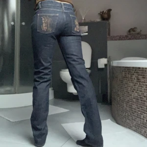 Lågmidjade Byxor - Säljer lågmidjade jeans med fint tryck på baksidan! 💗🧸  Skriv om du har några frågor eller vill ha mer bilder!