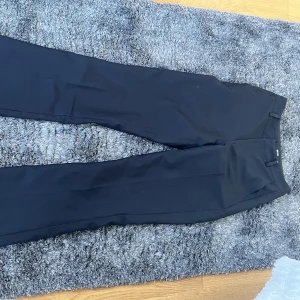 Kostymbyxor från bikbok - Säljer dessa super fina kostymbyxor från bikbok, i storlek 34!💘Jag har blivit för lång för dom, är 177 cm, och måste tyvärr sälja💕jag har använt ett fåtal gånger men de är fortfarande i mycket fint skick!