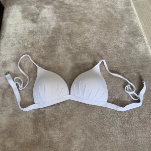 Bikini överdel  - Bikiniöverdel som aldrig är använd  storlek S men känns som XS