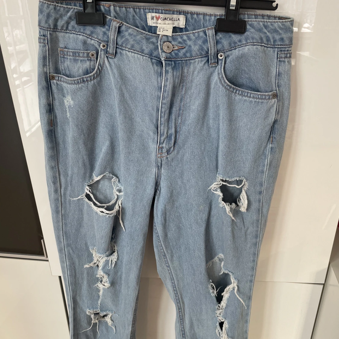 Långa ljusblå jeans med hål. Storlek 38