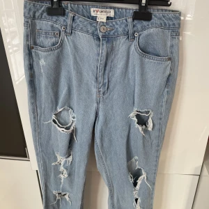 Långa ljusblå jeans med hål. Storlek 38 - Långa ljusblå jeans med hål från HM ❤️Coachella
