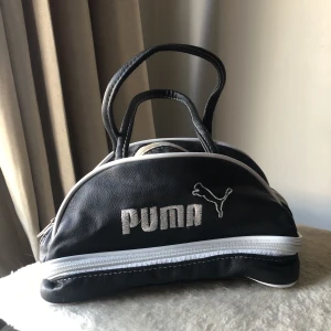 Puma väska - Söt liten pumaväska! Har en fläck under men inget som syns eller som man tänker på. 100kr