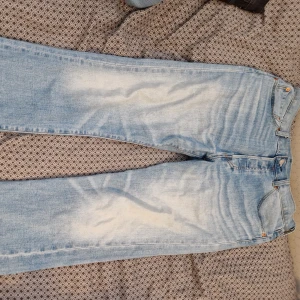 Levi's 501 washed - Levi's jeans i storlek 32. Dem är använda men har inga tydliga tecken på slitage. Köptes för 1100 från min lokala Levi's affär