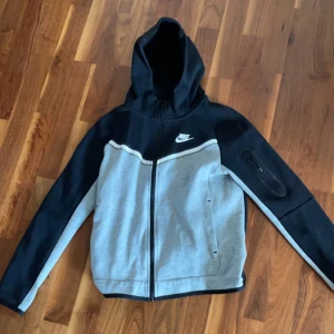Nike tech fleece  - Nyskick, nästan aldrig använd