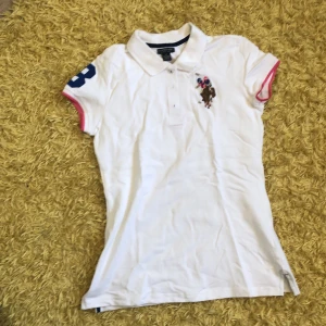 Ridtröja polo - Hej, säljer denna t-shirt som både kan andvändas i vardagen eller innom ridning. Storlek. Small 