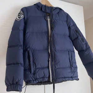 Jacka från D brand - Mörkblå jacka från D brand, använd ett fåtal gånger. Storlek XS. 