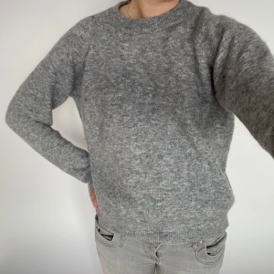 Tröja - Nyskick!! Storlek L men mer som M-S. Säljer samma i rosa 