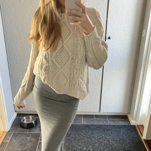 Stickad tröja - Säljer denna jättefina stickade/ virkade tröja från Zara. I storlek 13/14 år, men skulle säga att den är som en S. 💗💗