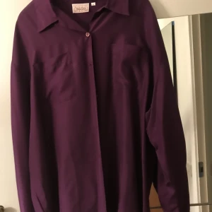 Blus - Långärmad blus, passar för både män och kvinnor.