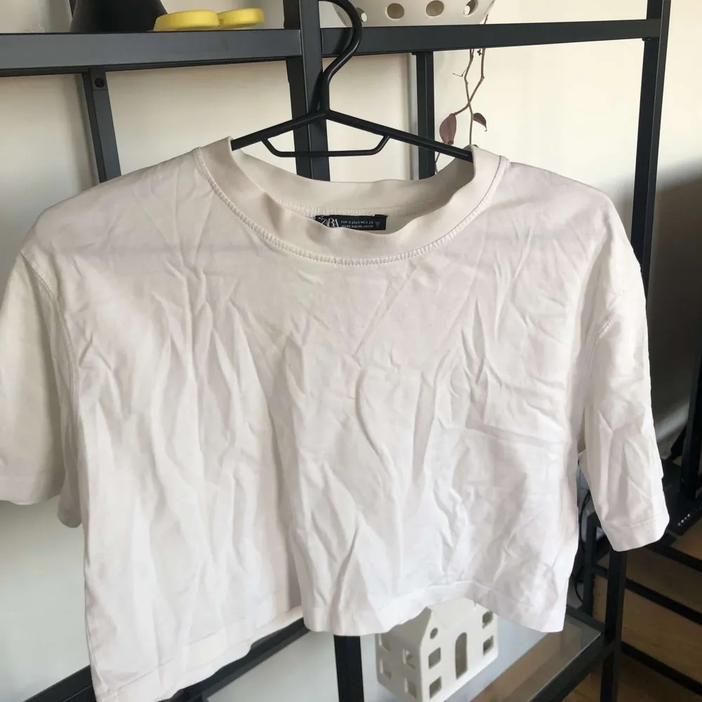 Croppad, vit t-shirt från Zara. Använd med fint skick. T-shirts.