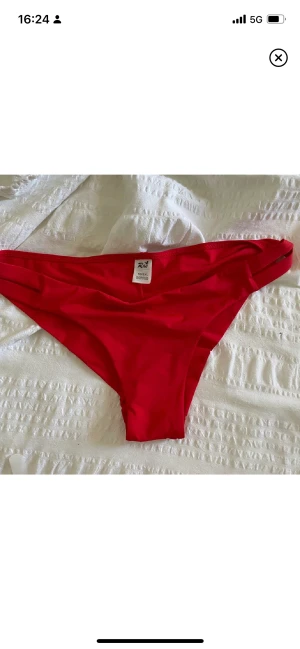 Snygg röd bikini underdel | Aldring använd |  - En jätte fin bikini underdel som jag köpte i ett sett men ville bara ha överdelen. Helt ny och oanvänd!!  Jätte snygg! Det står 3xl men den är inte så stor i verkligheten. Den passar L-xl 