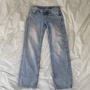Lågmidjade weekday jeans vid namnet ARROW. Jätte fin passform. Midjemått: 36cm rakt över. innerbensmått: ungefär 73cm.