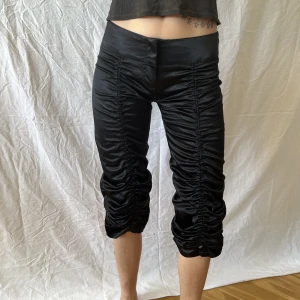 3/4 byxor  - Svarta knälånga byxor med snörning. Knappt använda