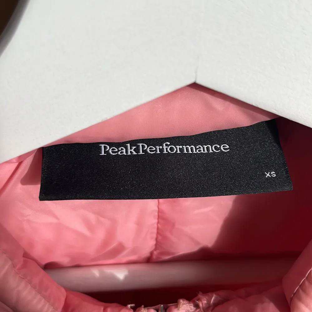 Rosa tunn dunjacka från peak performance i storlek xs. Perfekt till våren eller att ha under en kappa under vintern. Endast använd ett fåtal gånger och ordinarie pris är 2500 kr. Jackor.
