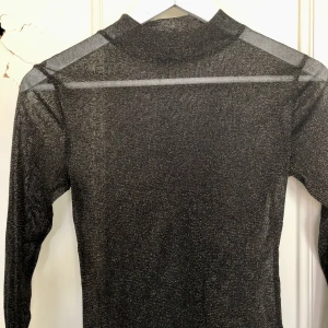 Guldglittrig meshtröja  - Mycket festlig top, knappt använd. 