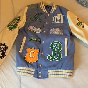 College jacka limited edition  - Storlek M, köpte den men den var lite för stor så har aldrig använt den ute, är i nyskick. Originalpris 1100kr