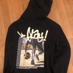 Svart hoodie m tryck - Hoodie i 10/10 skick Endast använd ett fåtal gånger