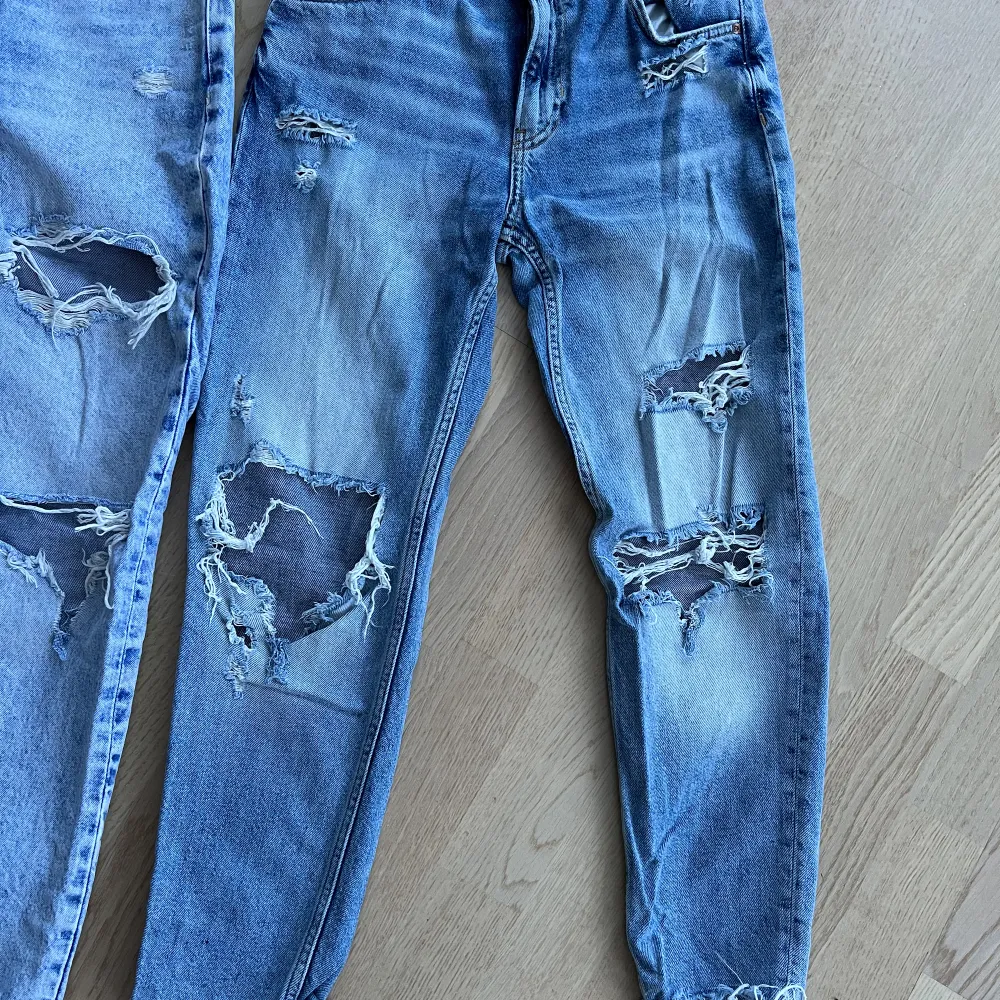 Två fina Bershka jeans i stl 36! Använda 2-3 gånger! Tyvärr för små för mig!   Pris 130:- / styck   Kan mötas i Uppsala eller skickas mot porto . Jeans & Byxor.