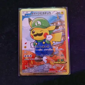 Pikachu Mario Cosplay pokemon kort i metall, (alltså inte original kort) hög kvalité. Skickas frimärkt för 15kr.