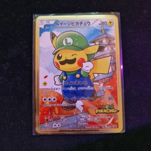 Pikachu Luigi Cosplay Kort - Pikachu Mario Cosplay pokemon kort i metall, (alltså inte original kort) hög kvalité. Skickas frimärkt för 15kr.