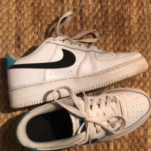 Airforce 1 Nike zoom Kobe V away 100 - Ett par svart, vit och blå airforce 1 storlek 39. Dom är creasade men inte mycket andvända kan mötas i Sthlm 