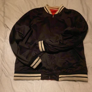 Levi’s bomberjacka - Säljer min Levi’s bomberjacka pågrund av att den inte passar längre. 8/10 skick Är L men sitter mer som en M Pris kan diskuteras:)