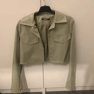 Lackjacka från Gina tricot  - Lackjacka från Gina tricot Använd en gång  Storlek xs 