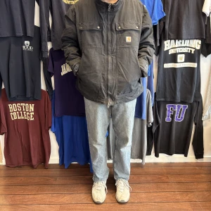 Carhartt Jacka - Snygg Vintage Carhartt jacka i storlek L? Modellen är 185cm och väger 70-75kg🙏 bara att skriva om du undrar över något🧦