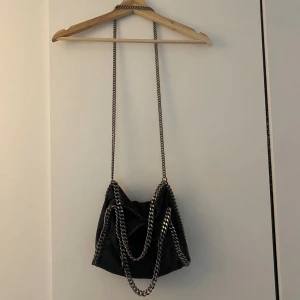 Stella McCartney  - Nu säljer jag min stella väska , bra skick men får ingen användning av den längre , köpt här på plick💗💗