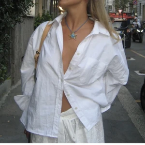 Djerf Avenue - Säljer min djerf avenue skjorta då den inte kommer till användning då den tyvärr har blivit för stor! Endast använd en gång! Super lyxigt tyg går och klä upp och klä ner. Originalpris är 1099kr. Super fin nu till vår och sommar. 