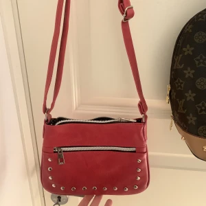 Väska rosaröd - Säljer då den ej kommer till användning ❤️‍🩹